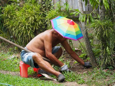 Bahçede çalışan yaşlı bir adam. Metin için boşluk