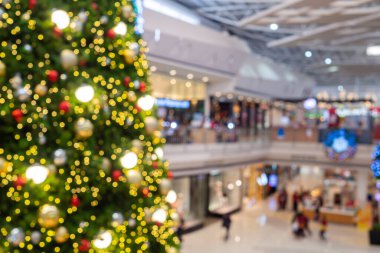 Parlak ve soyut, ışıldayan ışıltılı arkaplan ile noel ağacında bulanık ve bulanık. Tex için boşluk