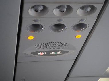 Uçakta sigara içmek ve kemerlerinizi bağlamak yasaktır. Üst görünüm