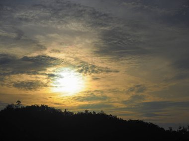 Gün doğumunun güzel manzarası. Güneş ışığı ve karanlık bulutlar arka planda. Metin için boşluk