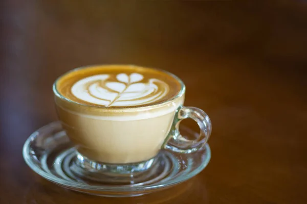 Close Xícara Café Com Forma Coração Latte Espuma Arte Mesa — Fotografia de Stock