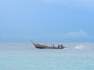 Parlak mavi deniz yüzeyi ve yüzen uzun kuyruk teknesi olan deniz manzarası. Tayland 'ın Phuket kentindeki Maithon Adası' ndan (Koh Mai Thon) deniz manzarası