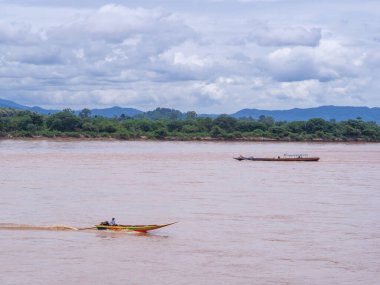 Chiang Sean 'daki Mekong Nehri' nde tekneler. Tayland. Metin için boşluk