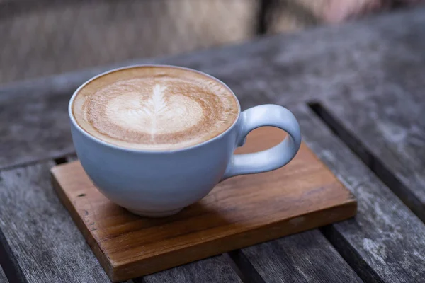 Une Tasse Café Bleu Clair Garnie Latte Art Placé Sur — Photo