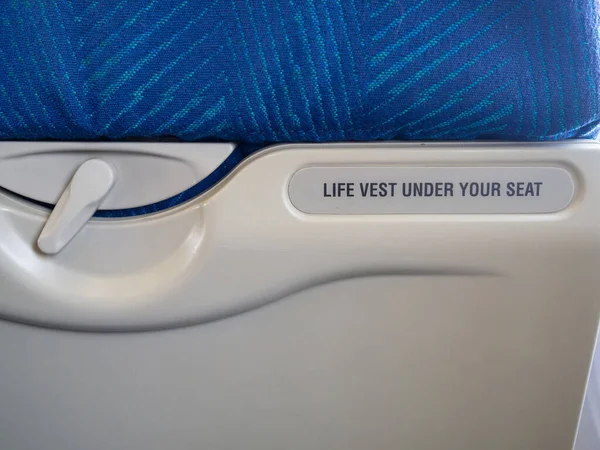 Koltuğun altında can yeleği, uçakta kelime işareti. Tam kare fotoğraf