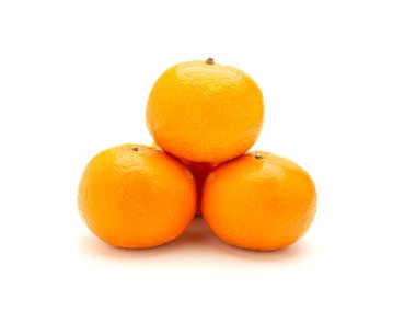 Beyaz arka planda taze portakal yığını. Sağlıklı meyve kavramı. Yakın plan fotoğraf. Metin için boşluk