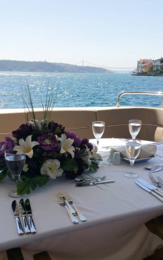 Boğazda güneşli bir yat turu.