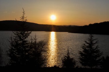 Gölde yansıyan muhteşem gün batımı