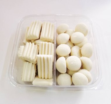 Farklı renklerde tatlı kurabiyeler.