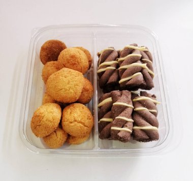 Farklı renklerde tatlı kurabiyeler.