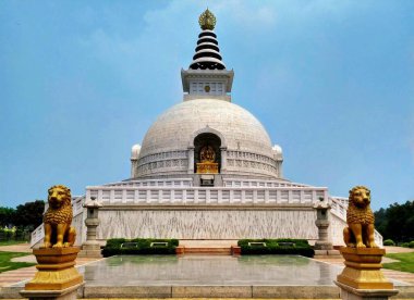 Buda 'nın ibadet yeri Vishwa Shanti Stupa' nın Indraprastha Park, Yeni Delhi, Hindistan 'daki simetrik görüntüsü. 