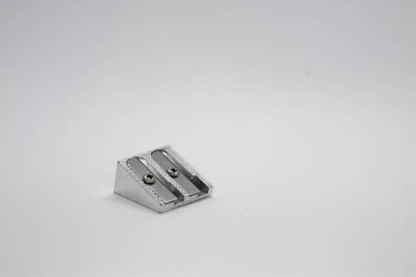 İzole edilmiş, çelik, çift kısımlı, beyaz arkaplandaki kalem keskinleştiricisinin yakın plan yatay fotoğrafçılığı.