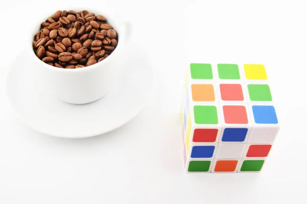 Beyaz fincanda kahve, beyaz fincanda rubik küp.