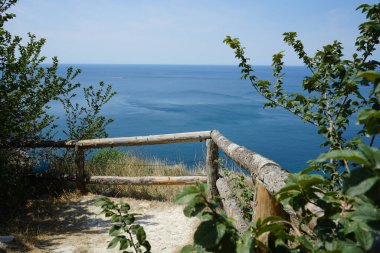 Güneşli bir günde, birinin tepesinden deniz ve dağ uçurumlarının güzel bir manzarası. Anapa tatil beldesi yakınlarındaki Karadeniz kıyısında.. 