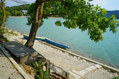 Dağ Gölü kıyısındaki parklarda hoş bir yaz kafesi atmosferi.