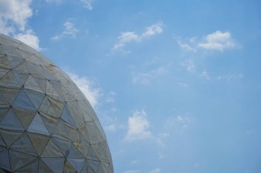 Dağdaki eski gözlemevine karşı mavi gökyüzü ve güzel bulutlar..