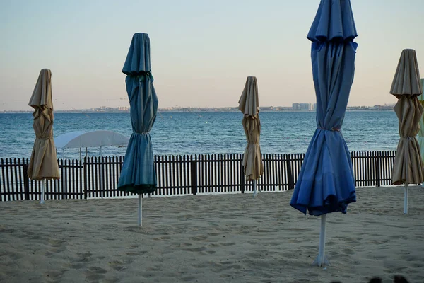 Разноцветные Зонтики Закрыты Песчаном Пляже Фоне Моря Деревянного Забора После — стоковое фото