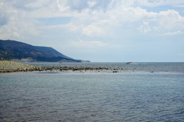 Güzel bir manzara - deniz, dağlar, sıcak bir yaz gününde güzel bir gökyüzü