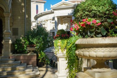 Kentsel park mimarisinin egzotik bitkileriyle güzel elementleri