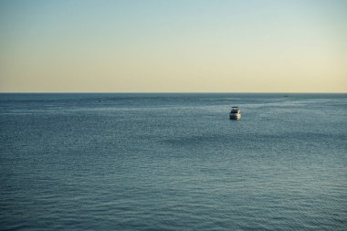 Akşamüstü Anapa sahilinin açığında, Karadeniz 'de güzel beyaz bir yat.