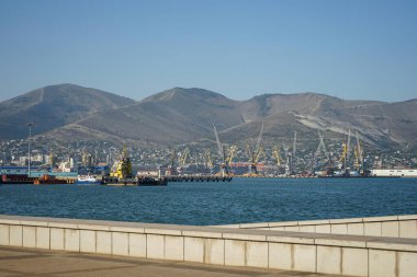 Novorossiysk, Krasnodar Toprakları / Rusya - 09.14.2020: Novorossiysk setinden liman, mavi deniz ve güzel dağlara manzara