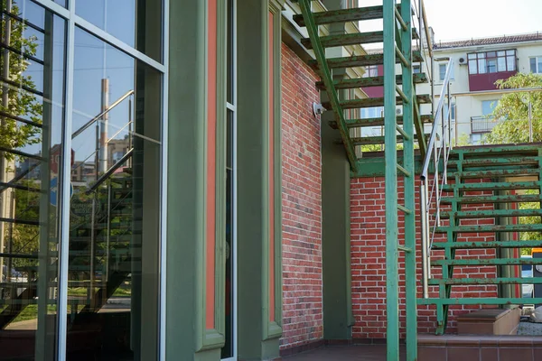 Escalera Metal Verde Para Evacuación Caso Incendio Fachada Edificio Ladrillo —  Fotos de Stock