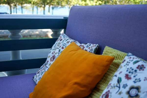 Hermoso Sofá Azul Acogedor Con Almohadas Colores Terraza Verano —  Fotos de Stock