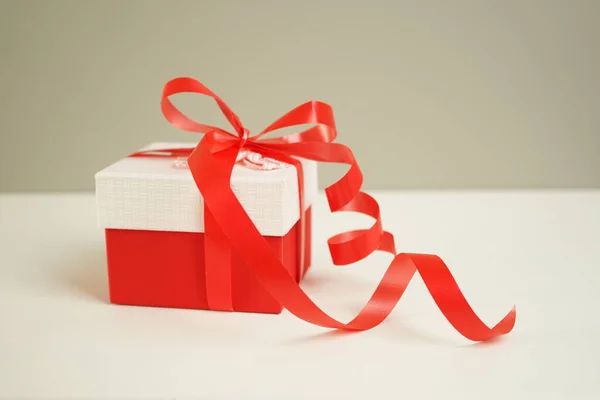 Beautiful Red Gift Box Tied Bright Red Ribbon Lies Bedside — Stock Photo, Image