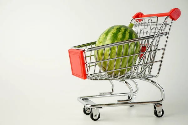 Mooie Gestreepte Miniatuur Watermeloen Miniatuur Formaat Supermarkt Trolley Close Witte — Stockfoto