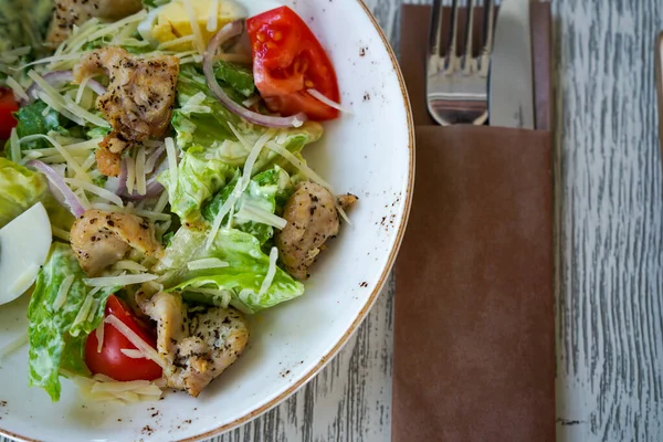 Salade Poulet Avec Tomates Œufs Herbes Dans Une Assiette Sur — Photo