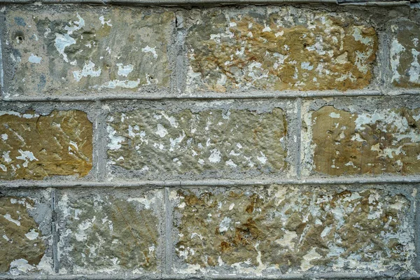 モルタルの凸層を持つ石ブロックで作られた古代の壁 — ストック写真