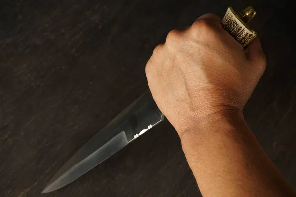 Bir Adam Büyük Çift Taraflı Bir Bıçak Tutuyor Kemik Sapıyla — Stok fotoğraf