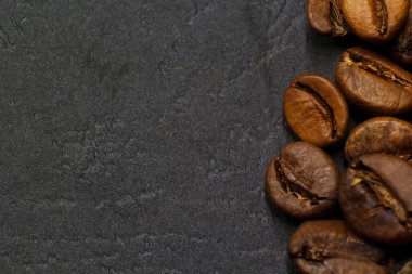 Koyu arkaplanda kahve çekirdekleri