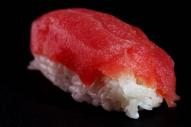 Siyah zemin üzerinde nigiri, siyah zemin üzerinde aziatska, siyah zemin üzerine iniş