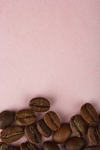 Granos Café Colocados Sobre Fondo Rosa —  Fotos de Stock