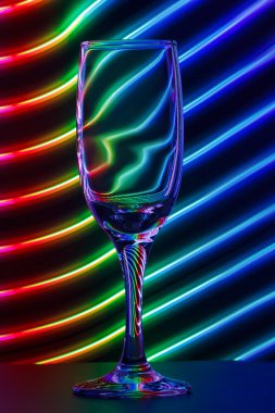 Renkli bir arka planda şampanya kadehi