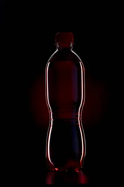 Бутылка Розовым Напитком Середине Черном Фоне — стоковое фото