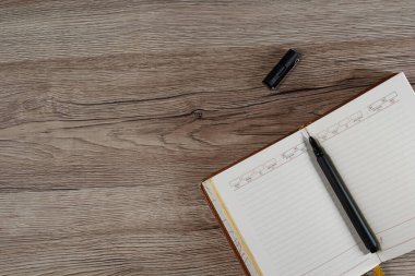 kalem ve gözlüklü defter