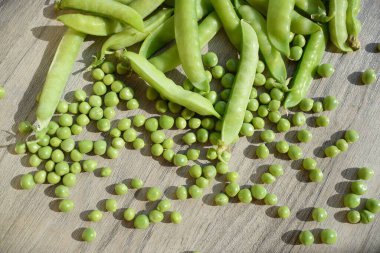 Taze bezelyeler masada. Vejetaryenler için yemek. diyet yemekleri.