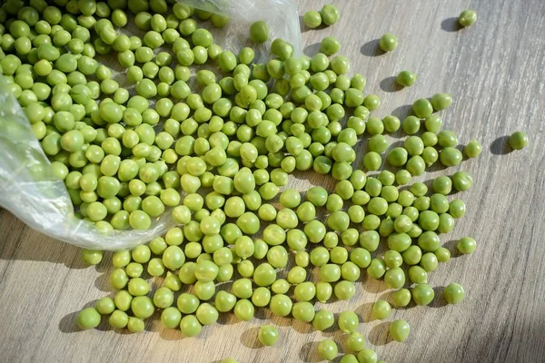 Taze bezelyeler masada. Vejetaryenler için yemek. diyet yemekleri.