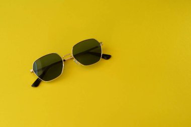 Parlak arkaplanda güneş gözlüğü