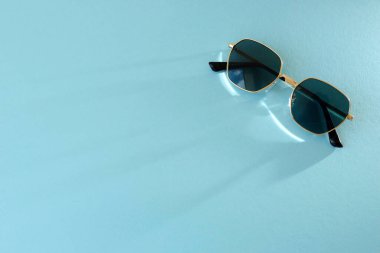 Parlak arkaplanda güneş gözlüğü