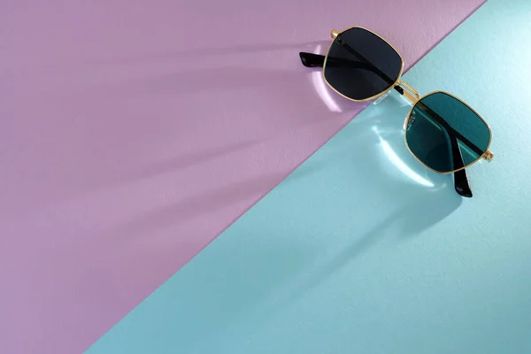 Parlak arkaplanda güneş gözlüğü