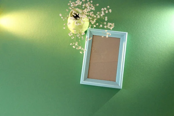 Голубая Пустая Рамка Зеленом Фоне Вазой Цветком — стоковое фото