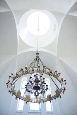 Kilise şamdanı beyaz tavanda, kilisenin penceresinde.