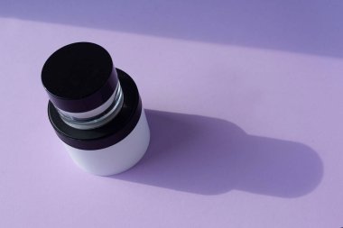 Renkli bir arka planda krema, fırça ya da yağ için iki şişe