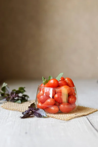 Pequenos Tomates Cereja Jazem Sobre Mesa Uma Xícara Com Basel — Fotografia de Stock