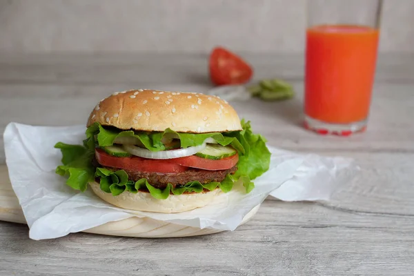 Burger Auf Holzgrund Mit Tomatensaft — Stockfoto