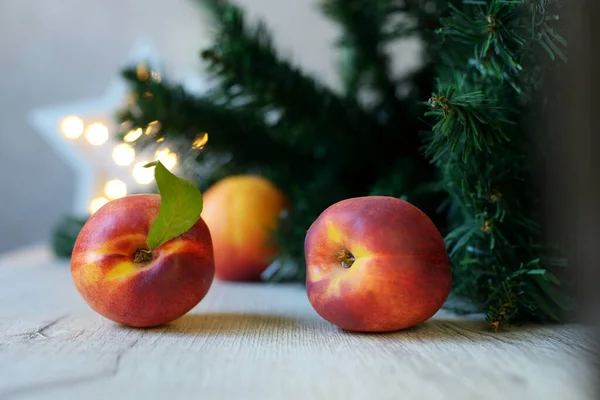 Chinees Nieuwjaar Fruit Voor Kerstmis Perziken Liggen Tafel Naast Boom — Stockfoto