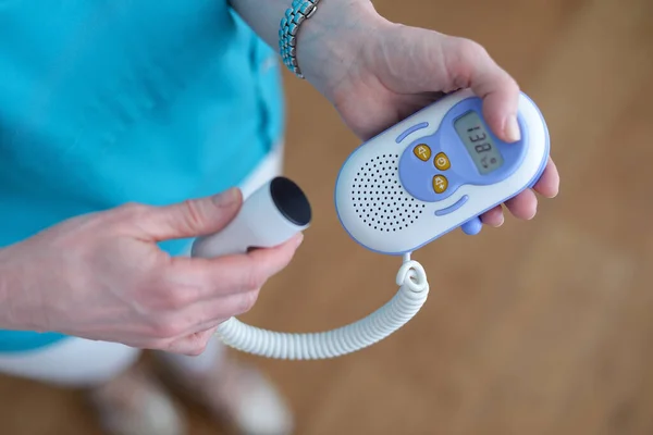 Jinekolojik cihaz (Fetal Doppler) kadın muayenesi için sıhhiyenin elinde. Bir jinekolog tarafından kadın sağlığı muayenesi. Jinekoloji. İlaçlar. Doktor.
